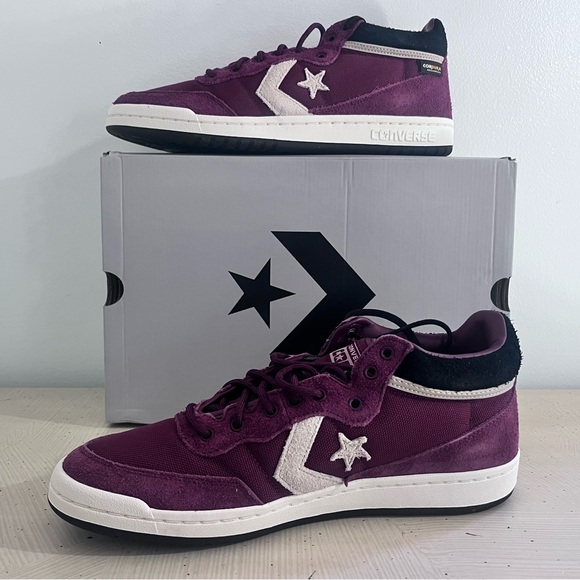 Converse Men's 10.5 Burgundy Sneakers - Picture 4 of 8